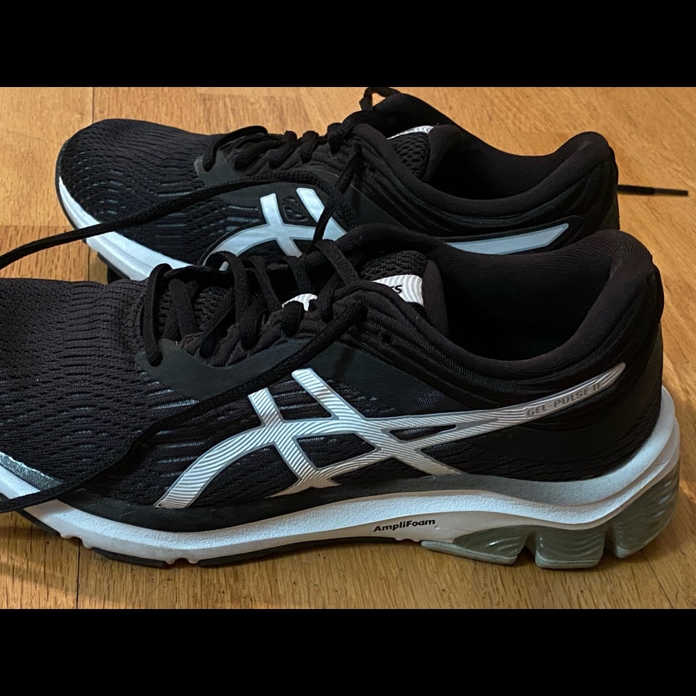 ASICS Women’s Size 6.5 Gel Pulse 11  Black & White